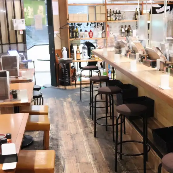 【全席喫煙可能】テーブル席もあるので、会社帰りのちょっとした飲みにもぴったり◎