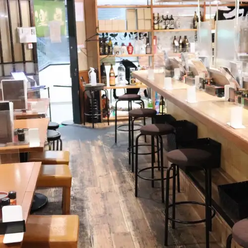 <p>【全席喫煙可能】テーブル席もあるので、会社帰りのちょっとした飲みにもぴったり◎</p>