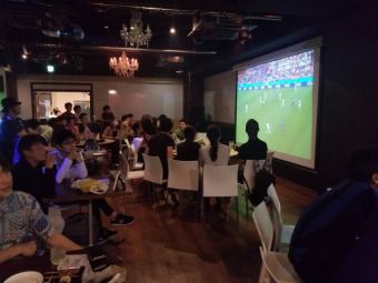 使用SKY PerfecTV可以观看体育比赛和现场观看，因此我们在京都有两个最大的屏幕。您可以自由使用它。
