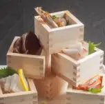 由我们的厨师精心挑选的五种顶级刺身拼盘,选用新鲜时令鱼类制成。
