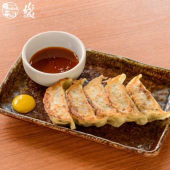 来自神户！多汁的烤饺子