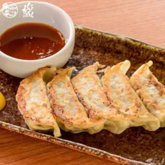 From Kobe! Juicy pan-fried dumplings