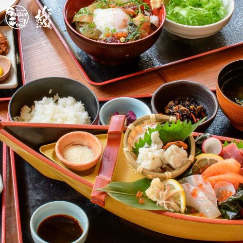 イチオシは自慢のお造りを使った舟盛り刺身定食♪