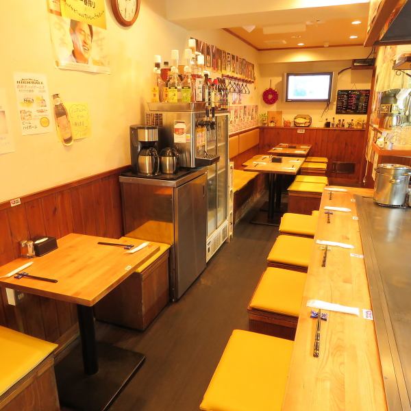 テーブル席は「2名様席」と「4名様席」がございます。4名様席は8名様から連結OK♪