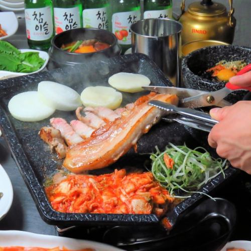 명물! 두껍게 자른 삼겹살 세트! 낮부터 삼겹살을 먹을 수 있는 것은 서울 테이블 2호의 매력!