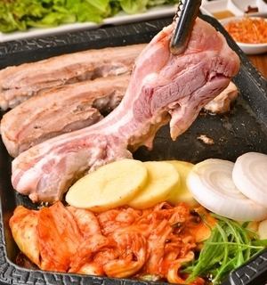 Samgyeopsal set which boasts extremely thick extreme thickness of 2 cm!