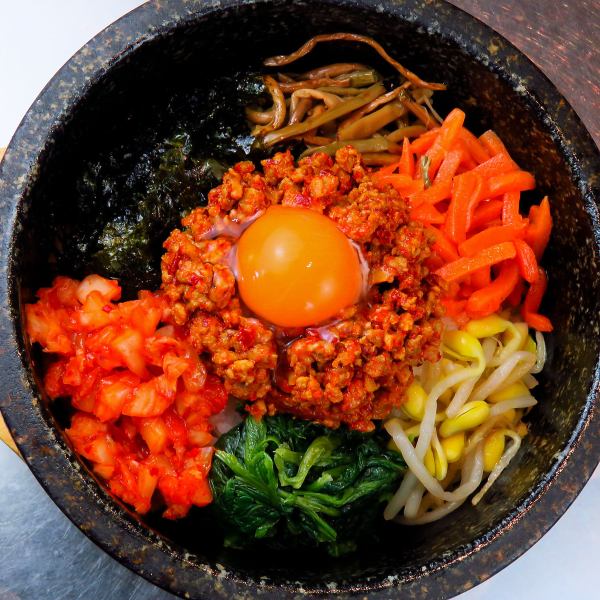 The special "Taiwanese stone-grilled bibimbap" also has cheese, salad, and mentaiko! Seafood chijimi, sundubu, and jjigae are also very popular!