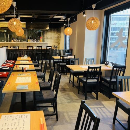 카운터와 테이블로 쇠고기 탄의 매력을 다채롭게 즐길 수 있습니다!