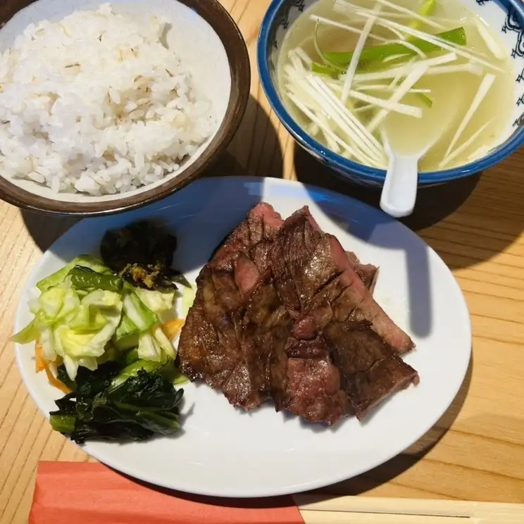 落ち着いた店内で夜ご飯を満喫◎ゆっくり語り合える空間です♪