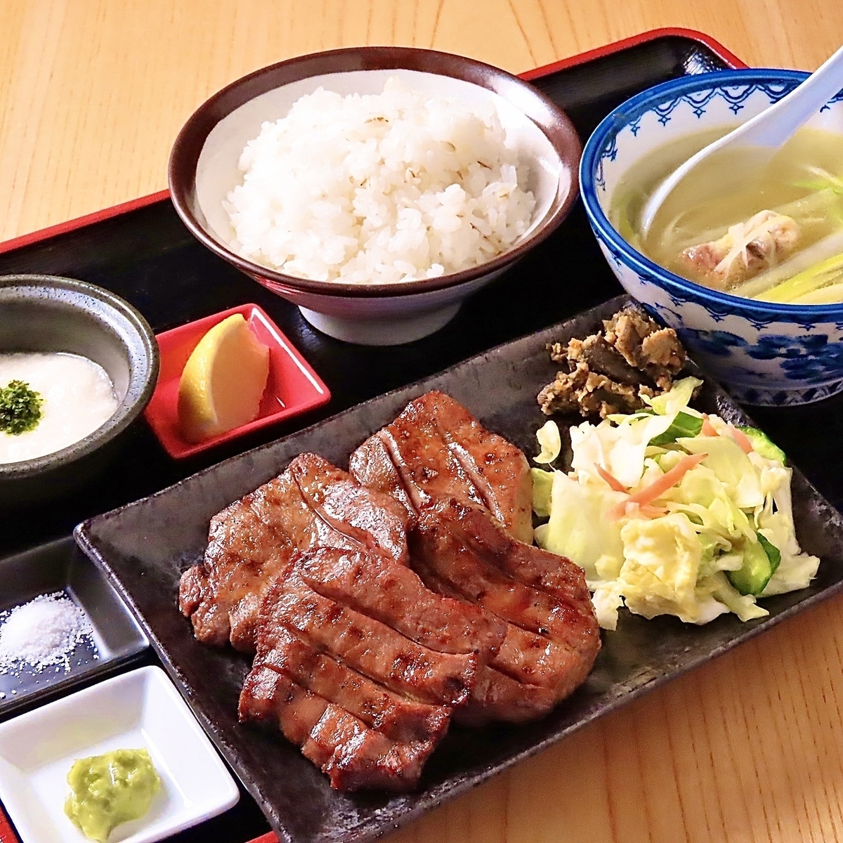 お昼はこだわりの牛タン定食を！テールスープと麦飯が付きます！