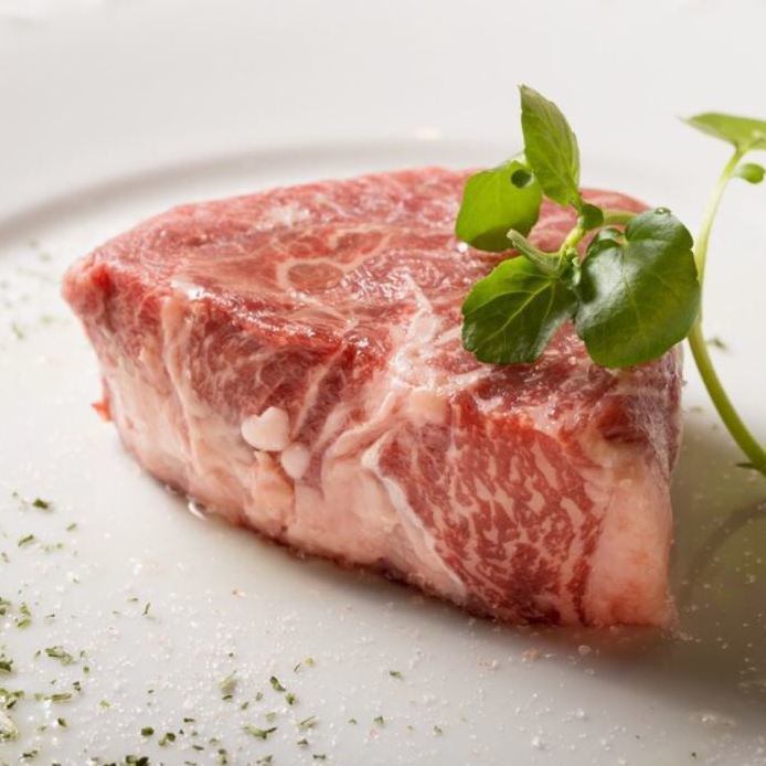 Special attention to detail: We offer a course where you can enjoy the finest steaks made from specially selected beef.