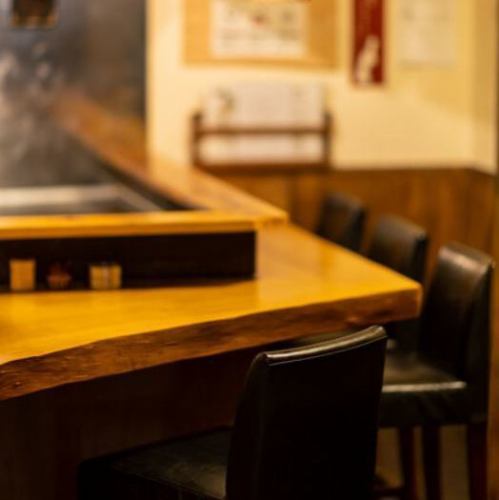 <p>[Popular counter seats with a sense of realism] This is a popular seat where you can enjoy watching the meat and vegetables being grilled right in front of you! The counter seats are available for one person to a small number of people, so please use them!</p>