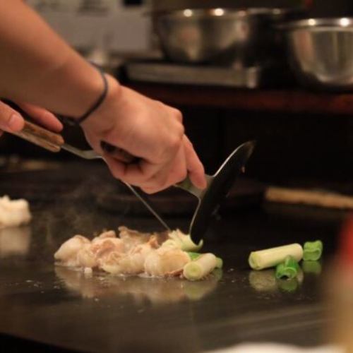 "Teppan Fudo Suzuran" is a popular teppan izakaya in Yokogawa that requires reservations.