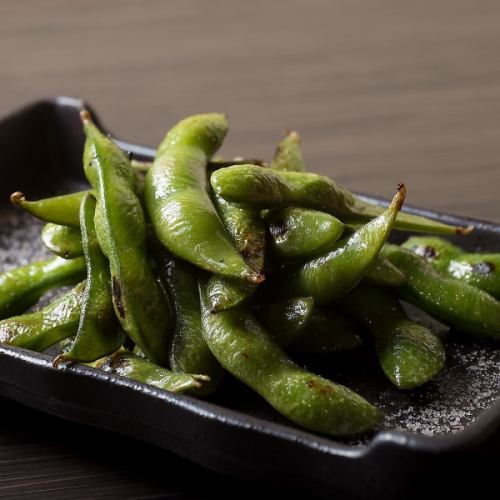 Roasted edamame beans with the aroma of sesame oil