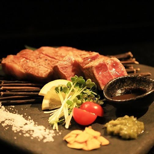 【特選牛ステーキ】肉の旨味と脂の甘味のバランスが絶妙。是非一度ご賞味ください！