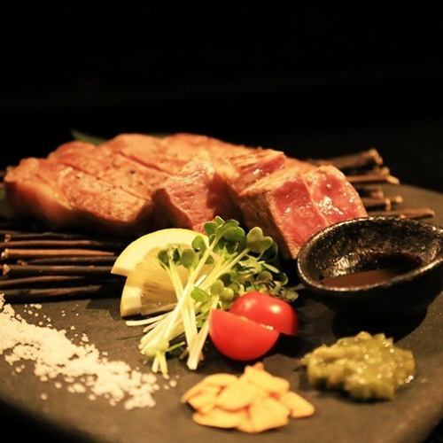 【特選牛ステーキ】肉の旨味と脂の甘味のバランスが絶妙。是非一度ご賞味ください！