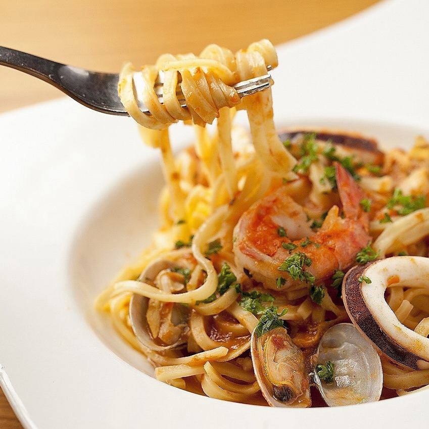 パン/サラダ/スープ付のオトクなセットメニューが終日注文OK！