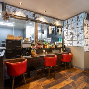 【吧台座位1×2】本店備有可盡情享用烤肉的吧台座位。其吸引力在於您可以輕鬆地獨自用餐。簡約舒適的設計讓您度過輕鬆的時光。這裡是與朋友聊天或獨自享用美食的好地方。