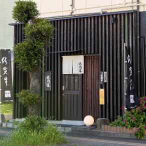 【包租40人 x 1】最多可容納40人，可承包餐廳！是舉辦各種活動和慶祝特別場合的理想場所。和朋友們一起圍著烤肉，享受熱鬧的時光。這是一種非常私密的體驗，將給您留下難忘的烤肉體驗。享受愉快的交談和溫馨的時光！