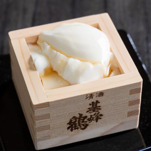 欣賞這道美麗又美味的杏仁豆腐吧！