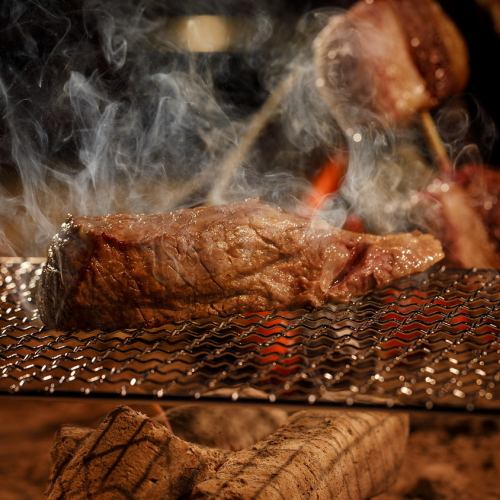 囲炉裏を使い、和牛肉を原始炭火焼きで極上の旨さに！