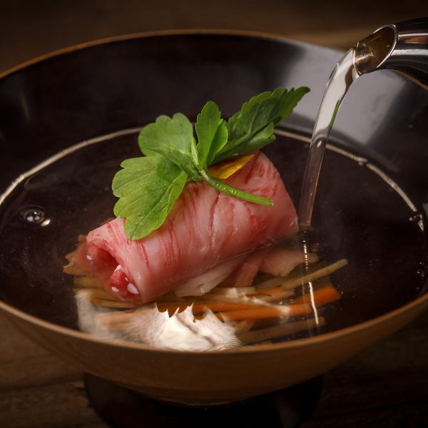 An exquisite meat dish that incorporates Japanese cooking techniques such as soup stock and soy sauce sauce!