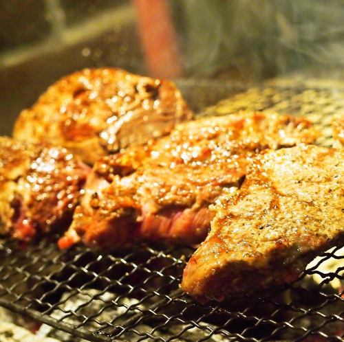 用木炭烤的活泼的肉菜！
