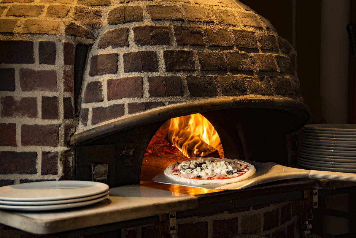 Pizza baked in an authentic pizza oven is perfect for a date♪