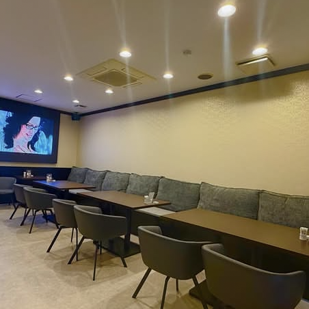 落ち着いた照明に包まれた店内は、シンプルで整ったテーブル配置が心地よい空間♪柔らかなクッション付きの席はゆったり過ごせる雰囲気で、会話を楽しみながら過ごすのにぴったり!全体に無駄のないすっきりとした印象で、居酒屋として気兼ねなく利用できる安心感も◎