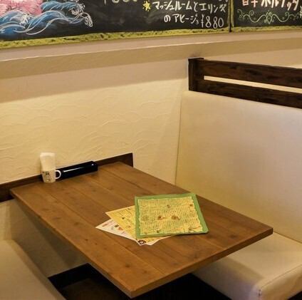 【テーブル席】1~4名様!ご家族やご友人とまったりとした時間をお過ごしいただける、アットホームな雰囲気のテーブル席をご用意しております。落ち着いた空間で、心温まる会話や美味しい料理を楽しめる、少人数での集まりにぴったりのスペースです。リラックスした時間を大切な方々と♪