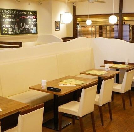 【テーブル席】4名~!打ち上げや親しい友人との集まりに最適なテーブル席をご用意しております。カジュアルでありながらも落ち着いた雰囲気の中で、美味しい料理とドリンクを楽しみながら、和やかな時間をお過ごしいただけます。人数にあわせてテーブルを調整いたしますので、ご相談ください。