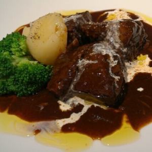 牛ホホ肉の赤ワイン煮込み