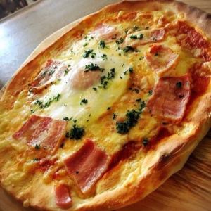 生ハムと半熟卵のピッツァ