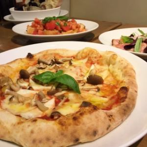 色々木の子とベーコンのピッツァ