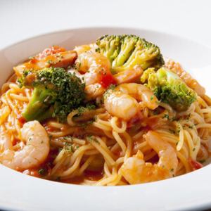 海老とベーコン、ブロッコリーのトマトソース