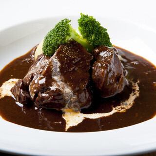 ほろりととろける「牛ホホ肉の赤ワイン煮込み」