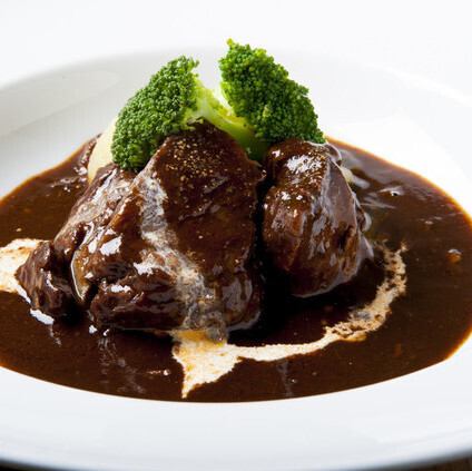 牛ホホ肉の赤ワイン煮込み