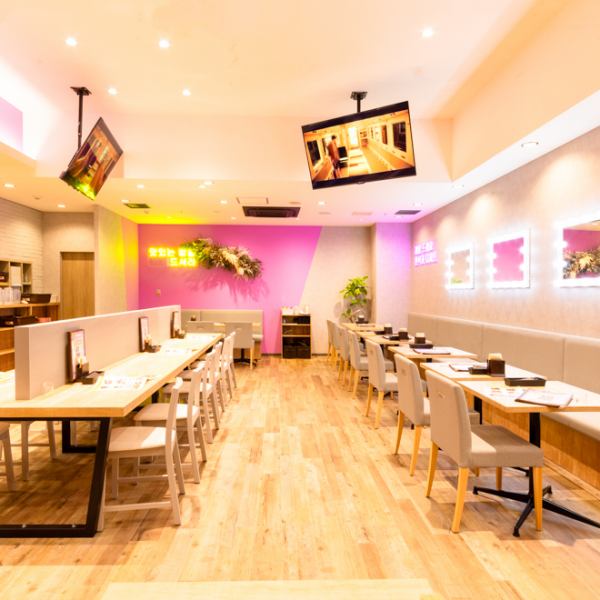 The trendy neon and Korean restaurant interior is perfect for girls' night out for lunch or dinner, or for a date! K-POP is playing on the projector and TV, and the atmosphere is perfect!