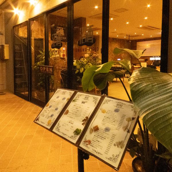 とさでん伊野・後免線堀詰駅出口より徒歩約7分という好立地に構える当店。外観はお洒落なガラス張りになっており、見つけやすいお店です！また、街中あることから、集合しやすいのも特徴♪会社の歓送迎会やイベントの打ち上げ、女子会、ご友人との飲み会など、様々なシーンでご利用いただけます！結婚式の2次会等にも最適！