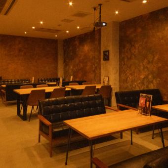 4名様用のテーブル席を9席ご用意しております。ご友人との飲み会などのちょっとした集いに最適です!当店は日本酒の種類が豊富!山口の「金雀」や新潟の「雅楽代」、長野の「MIYASAKA」など様々な地方から厳選した日本酒を豊富に取り揃えております♪楽しい宴の席で是非ご賞味下さい!「おまかせ三種セット」もございます!