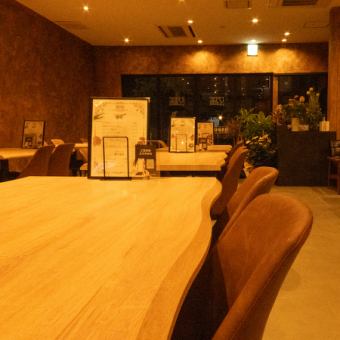 お仕事でのお酒を交えた打ち合わせや接待などに最適な、4名様用のテーブル席を9席ご用意しております。居心地の良さ抜群のお洒落な店内で美味しいお料理とお飲み物を交えながらごゆっくりとお過ごしください!お料理は鉄板もの、おつまみ、パスタ、一品料理、揚げもの、デザートなど様々な種類を豊富にご用意しております!