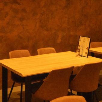 少人数での女子会やお祝いに最適な4名様用のテーブル席を9席ご用意しております。当店はサラダを種類豊富に取り揃えており、特に女性のお客様に大変好評です!「エビとアボカドのサラダ」や「豚のしゃぶしゃぶサラダ」、「生ハムとトマトのサラダ」など、ヘルシーなサラダと美味しいお酒で女子トークに花を咲かせて下さい♪