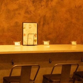 お一人様でもフラッとお気軽にご来店頂ける様、カウンター席を6席ご用意しております。お隣との距離も程よく取っておりますので、ごゆっくりとお過ごしいただけます!お一人でじっくりメニューを見ながら今日の気分のおつまみとお酒を吟味するという至福の時間を存分にお楽しみ下さい!ビールはメガジョッキもございます!