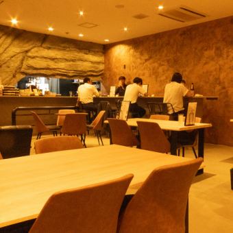 デートに最適なカウンター席を6席ご用意しております。大切な方との記念日のお祝いを、お洒落な空間の中で肩を並べてゆったりとお過ごし頂けます♪当店は女性に人気の高いカクテルの種類がとにかく豊富!ビールベース、ウォッカベース、カシスベース、ジンベースなどベースごとに数種類ずつカクテルを取り揃えております!