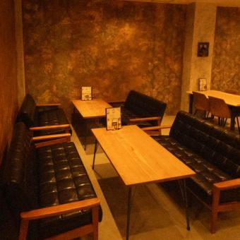 6名様用のソファー席を2席ご用意しております。会社の接待や小規模の歓送迎会、2次会などに最適です!2次会でご利用になるお客様向けに2名様からご利用可能なとてもお得な単品飲み放題のプランがございます!お料理は好きなものを食べたいというお客様は是非ご利用下さい♪気の合うお仲間同士で素敵な宴をお楽しみ下さい!