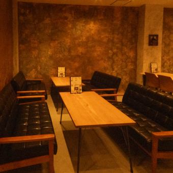 ご家族様のお食事などに最適な6名様用のソファー席を2席ご用意しております。お子様のお誕生日のお祝いなどに最適です!お祝いのサプライズなども承っておりますので、お気軽にご相談ください♪当店はお子様のご来店も大歓迎ですので、小さなお子様を連れたママ会などにも是非ご利用ください!店内は禁煙ですので安心です!