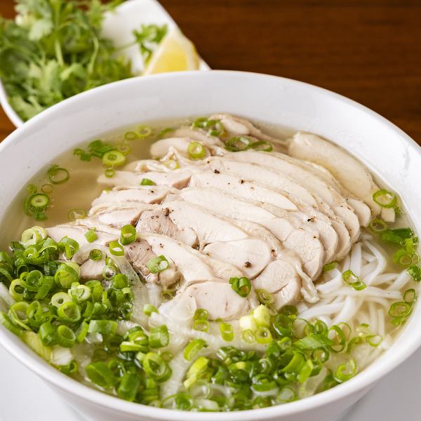 【定番にして王道！】鶏肉のフォーは当店オリジナルの調理方法をしております♪