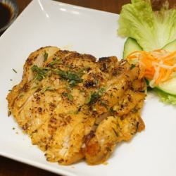 グリルチキンのレモン葉添え