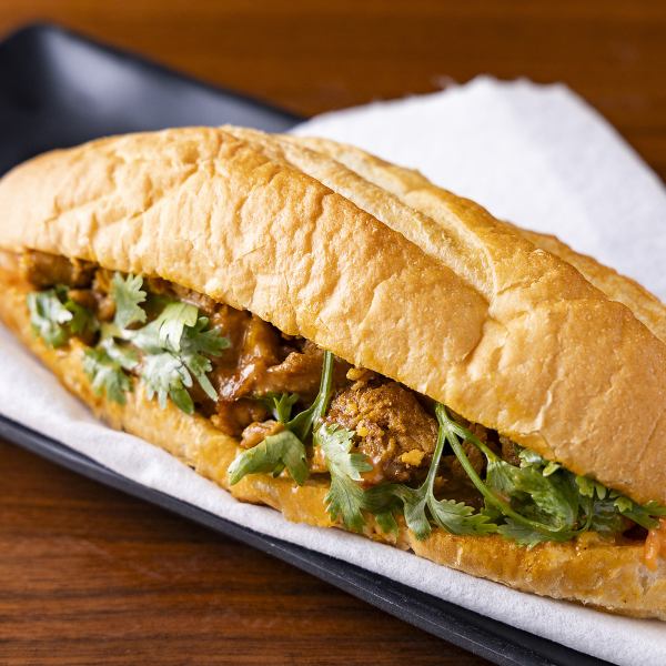 【ベトナムミックスサンドイッチ】ベトナムの香辛料や具材を組み合わせたユニークな料理となっており人気☆