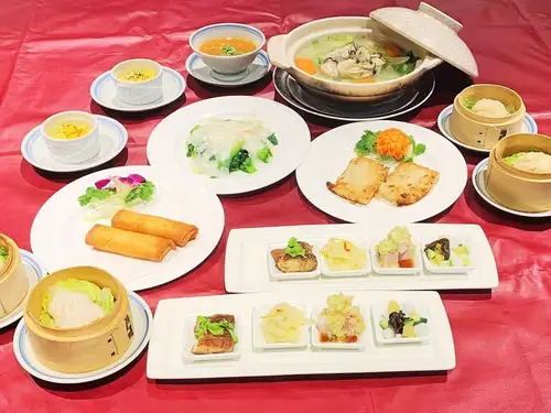 我們提供兩種套餐！分別為5500日圓（含稅）和8800日圓（含稅）！此外，我們也會在各個季節推出特別套餐！